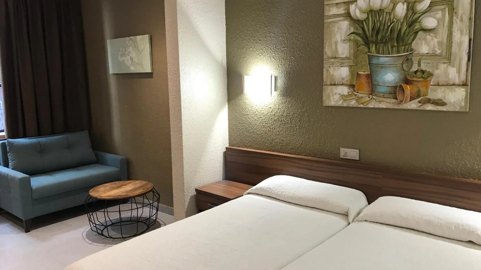 Pension Iznajar Barcelona 2*,  Spain
