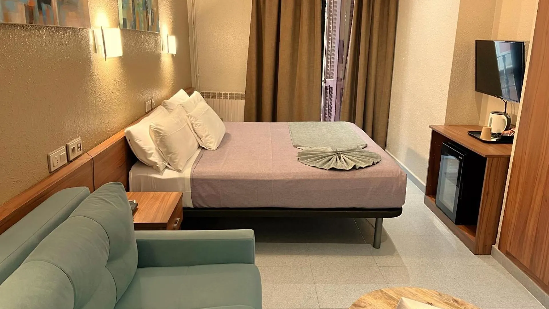 Pension Iznajar Barcelona 2*,  Spain